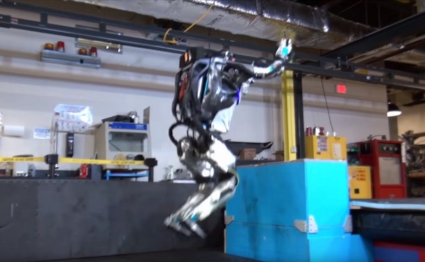 Робот Atlas учится паркуру