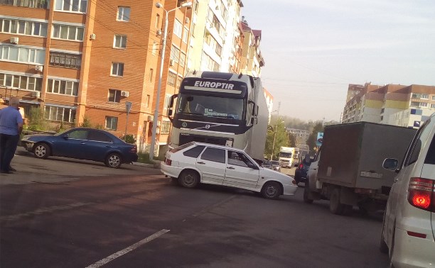 У ТЦ "Пролетарский" фура Volvo врезалась в ВАЗ-2114