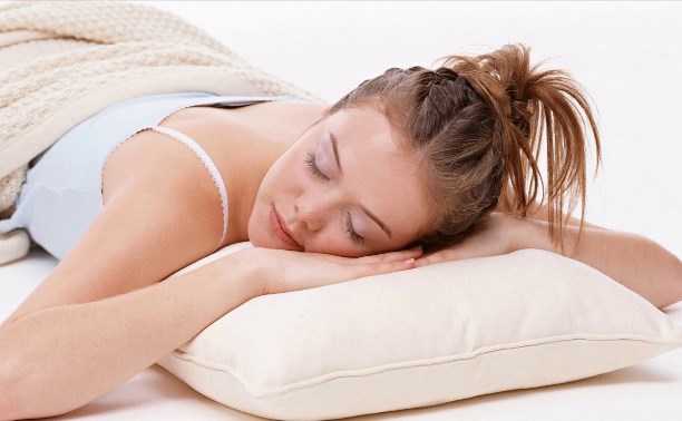 Ученые назвали самую вредную позу для сна