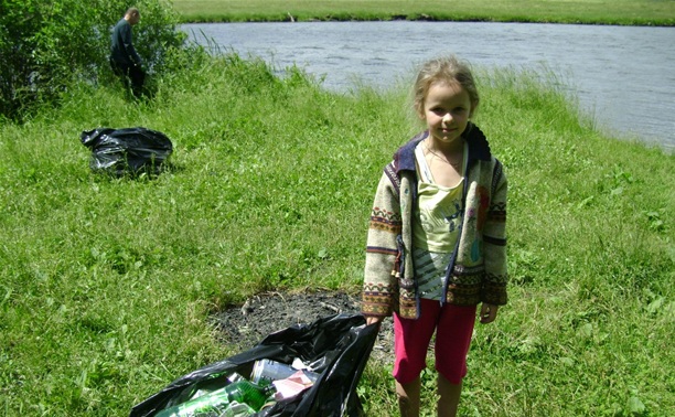 На берегу речки в Донском активисты устроили уборку