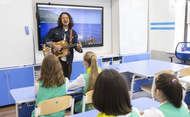 «Призвание — учить!»: поэт, музыкант Стас Море провел урок музыки и узнал, легко ли быть педагогом