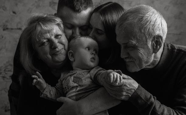 Бабушки и дедушки vs молодые родители: как сохранить мир в семье после рождения ребенка