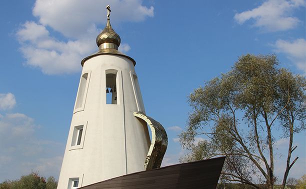 В Тульской области возвели уникальный храм в виде маяка на корабле