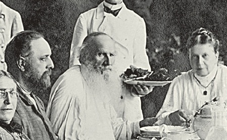 Лев Толстой вовсе не ел мяса, но любил яичницу