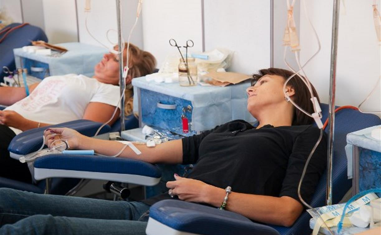 Донорство крови рязань. Кушетка донора станция переливания крови.