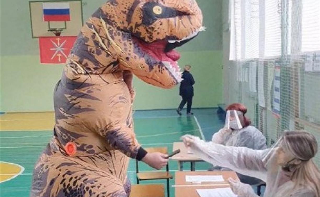 На избирательный участок в Туле пришел динозавр