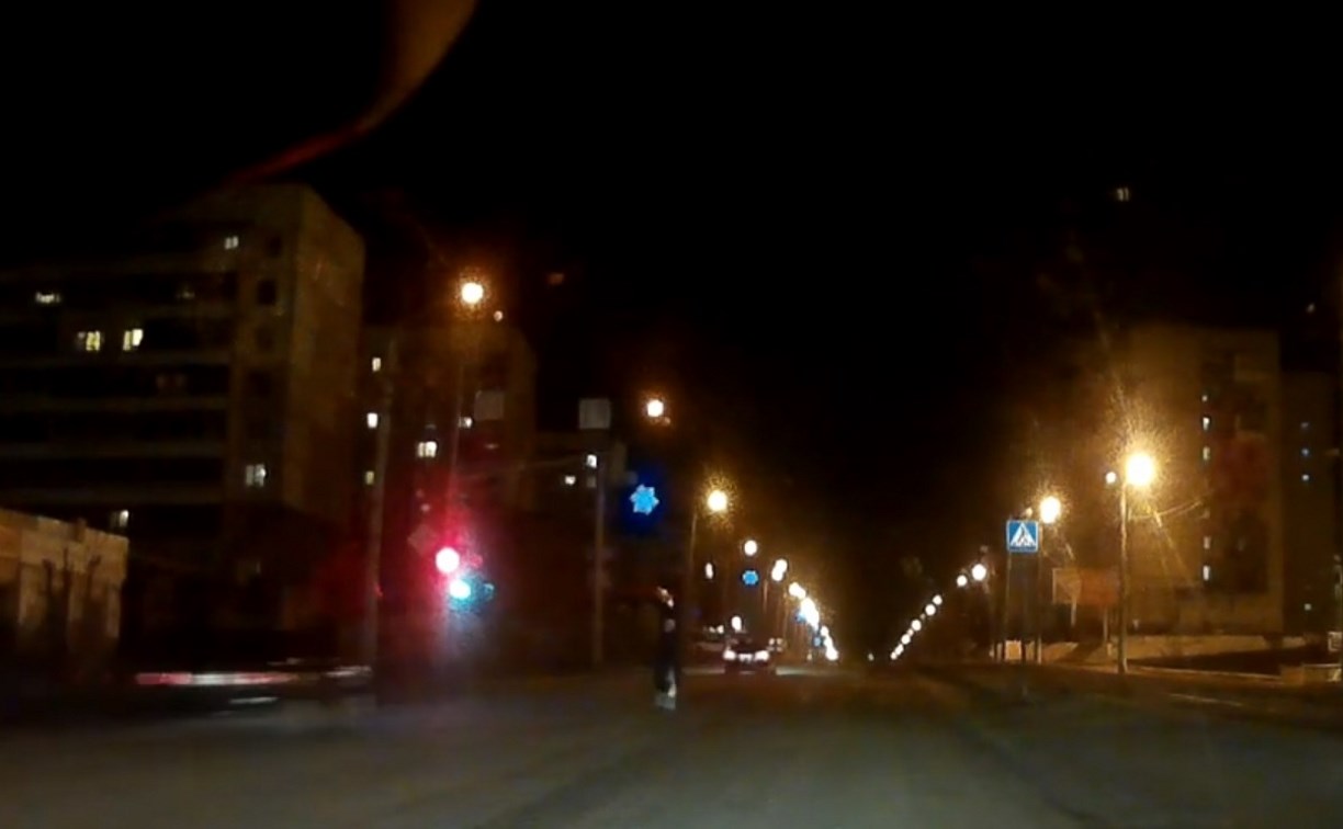 На ул. Металлургов в Туле водители устроили гонки по встречной полосе и едва не сбили пешехода: видео
