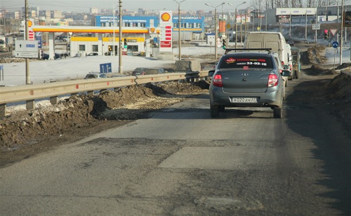 Дорожники заделали огромные ямы на съезде с Новомосковского шоссе