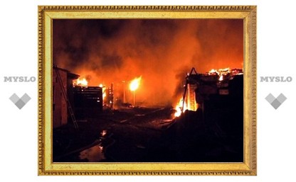В Туле сгорело два гаража
