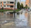 На ул. Степанова из канализационного люка бьёт фонтан