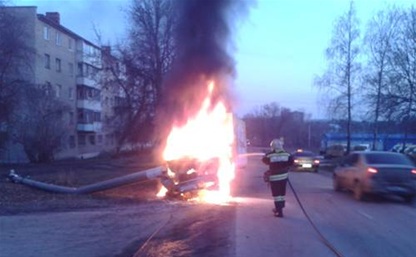 В Новомосковске "Газель" въехала в столб и загорелась