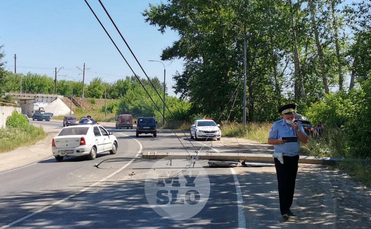 Алексинское шоссе в Туле частично перекрыто из-за поваленного машиной столба