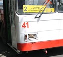 В Туле на проспекте Ленина троллейбус затолкал внедорожник в кусты