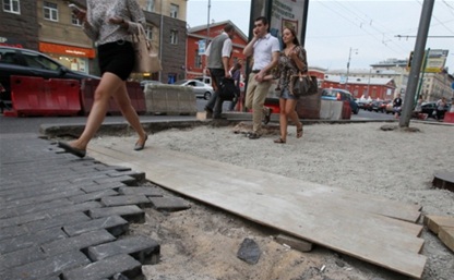 На тульских тротуарах уложено уже более 26 тысяч квадратных метров плитки