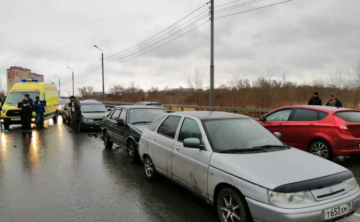 В массовом ДТП на Одоевском путепроводе в Туле пострадали два человека