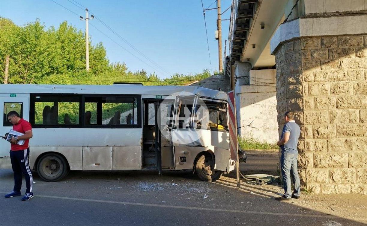 На Алексинском шоссе в Туле пассажирский автобус врезался в опору моста