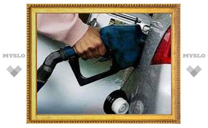К концу года бензин в России подешевеет на рубль