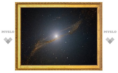Астрономы сфотографировали галактику-каннибала