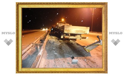 Под Тулой грузовик врезался в снегоуборочный "КамАЗ"