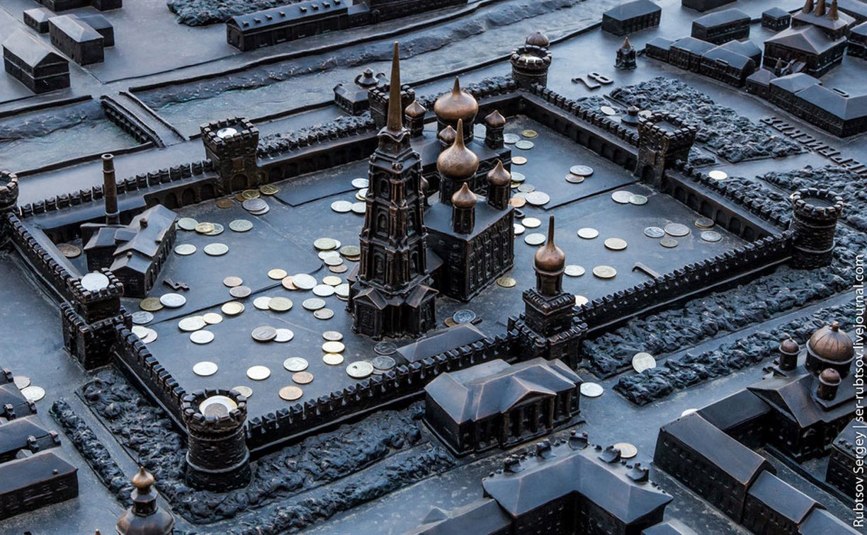 В бронзовый Тульский кремль принято бросать монетки