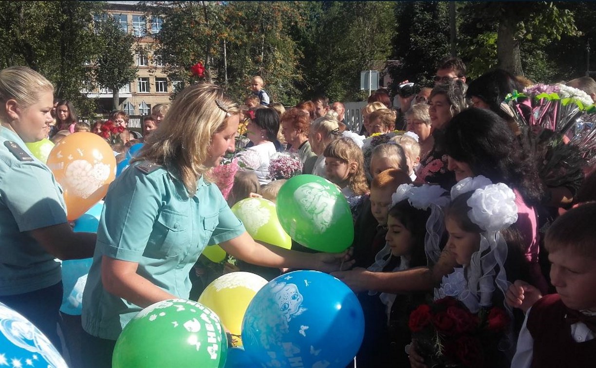 В Новомосковске школьников поздравили судебные приставы и Дед Мороз