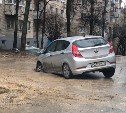 Очередной провал дороги на ул. Софьи Перовской в Туле: в яму провалился автомобиль 