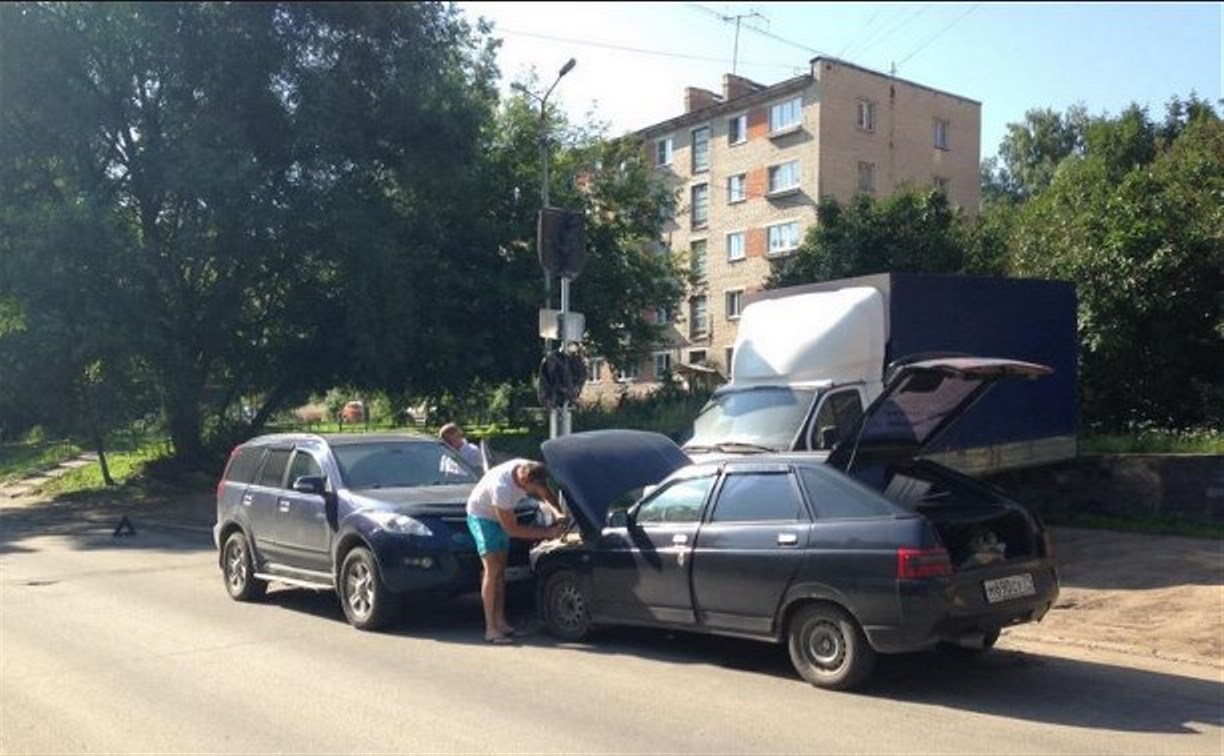 На улице Льва Толстого произошло лобовое столкновение двух автомобилей