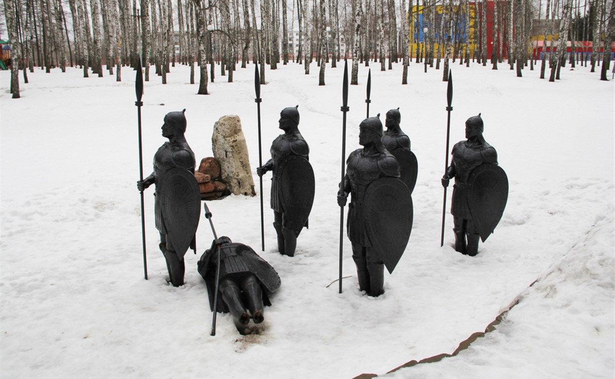 Вандалы ломают фигуры богатырей в новомосковском парке
