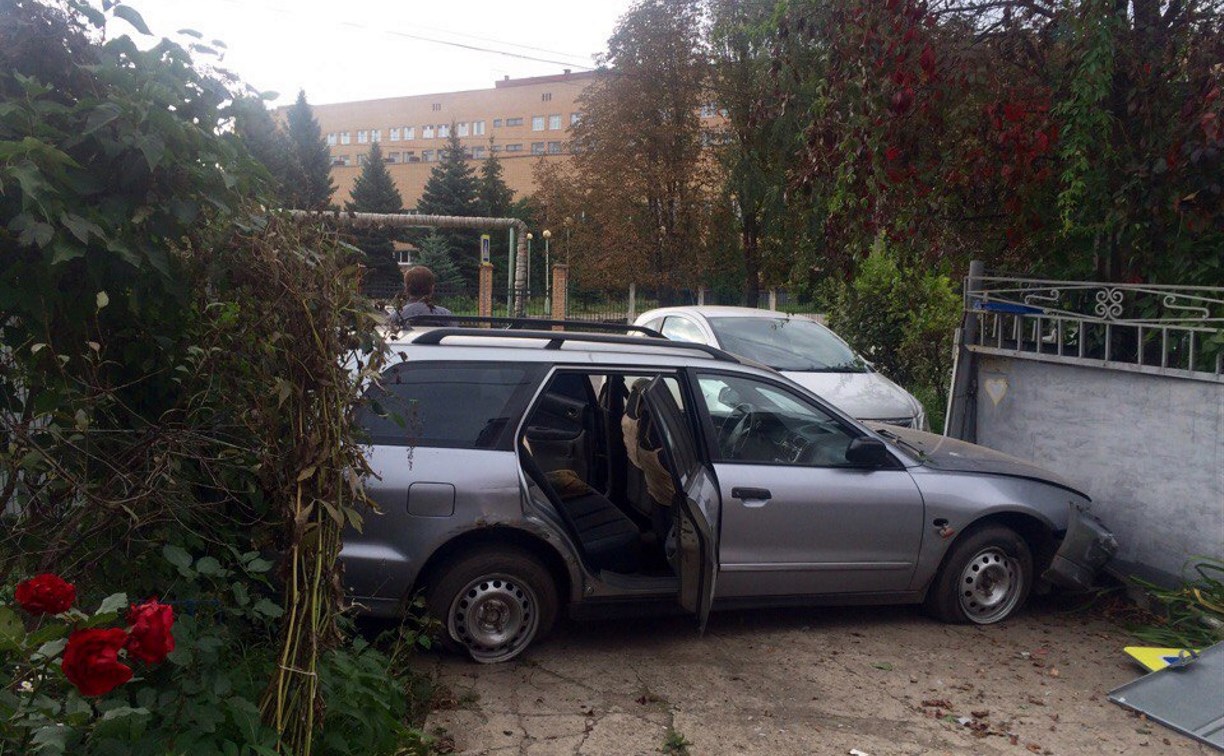 В Новомосковске легковой автомобиль протаранил забор