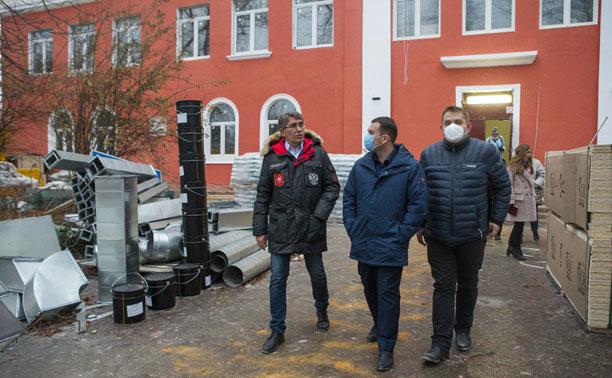 Дмитрий Миляев проверил, как идет ремонт вечерней школы на ул. Зорге