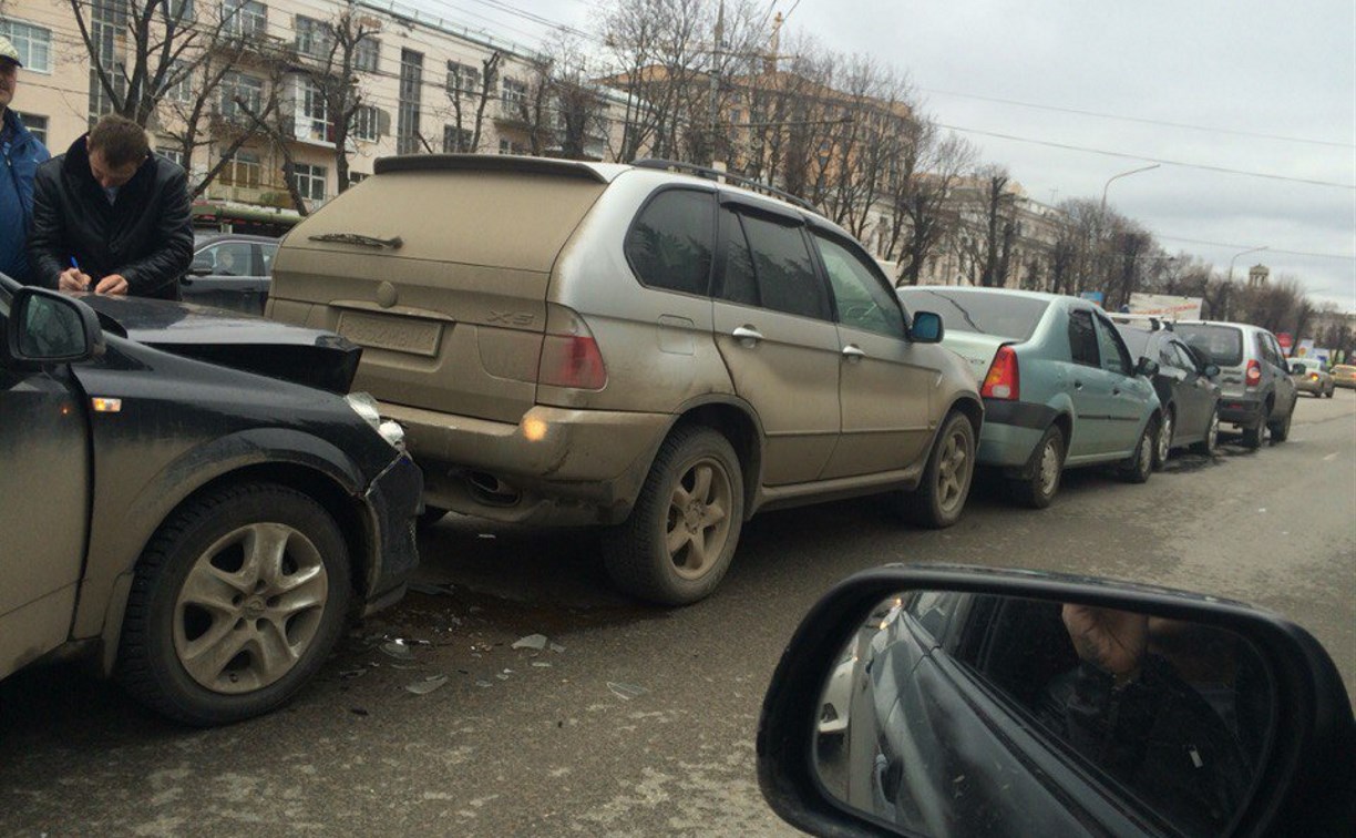 На проспекте Ленина столкнулись пять автомобилей 