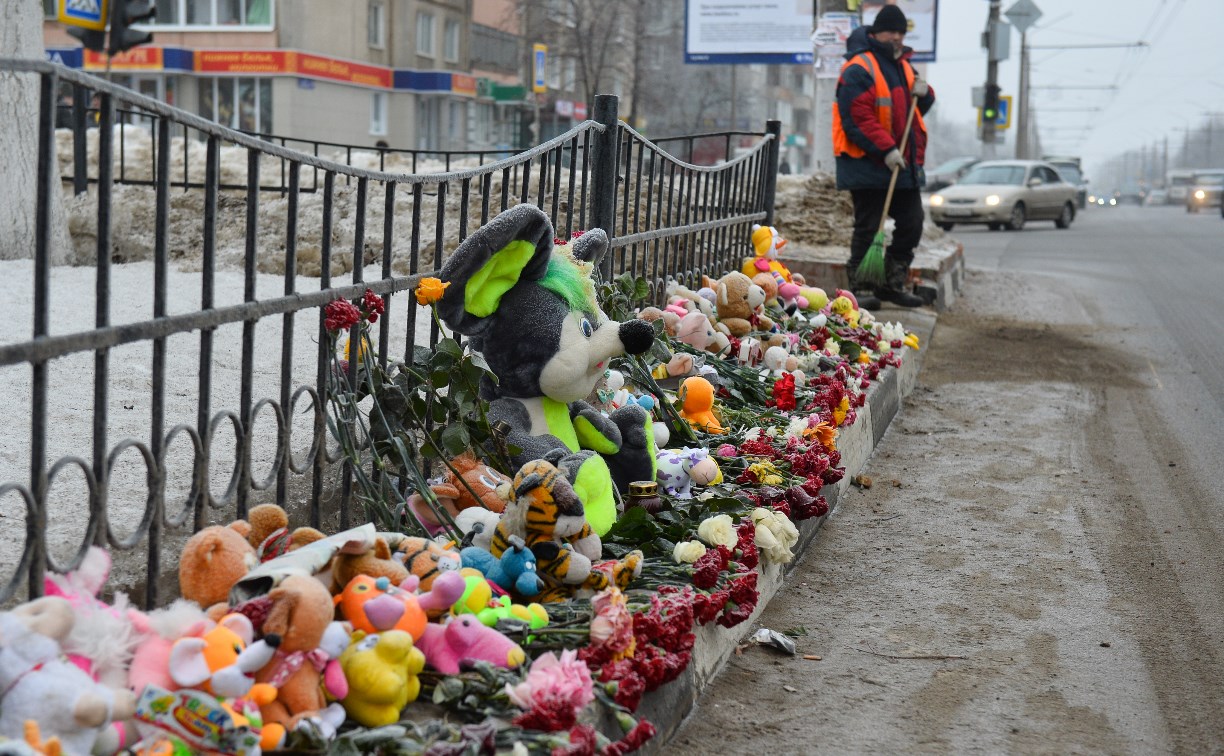 С места смертельной аварии на улице Пузакова убрали игрушки и цветы