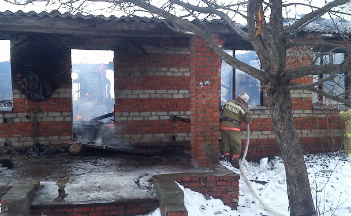 В Тульской области полностью сгорел дом