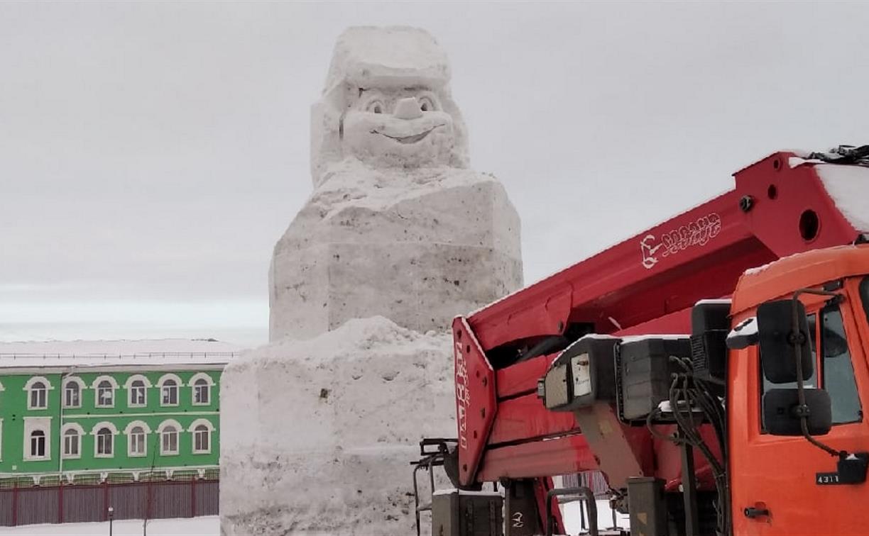 К созданию снеговика-гиганта на Казанской набережной приступил тульский скульптор