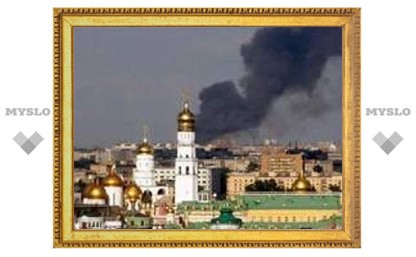 Пожар на востоке Москвы потушили поезда и вертолеты