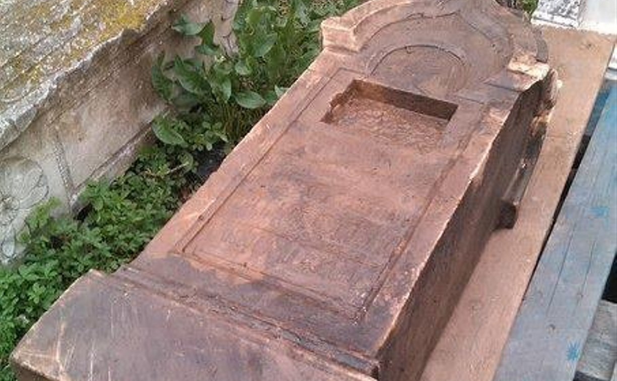 В Рогожинском ручье обнаружили старинное надгробие в форме часовни