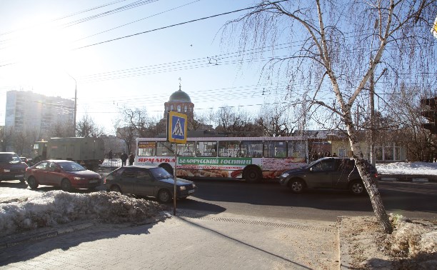 На перекрестке, где в ДТП с троллейбусом погиб ребенок, установили пешеходный светофор