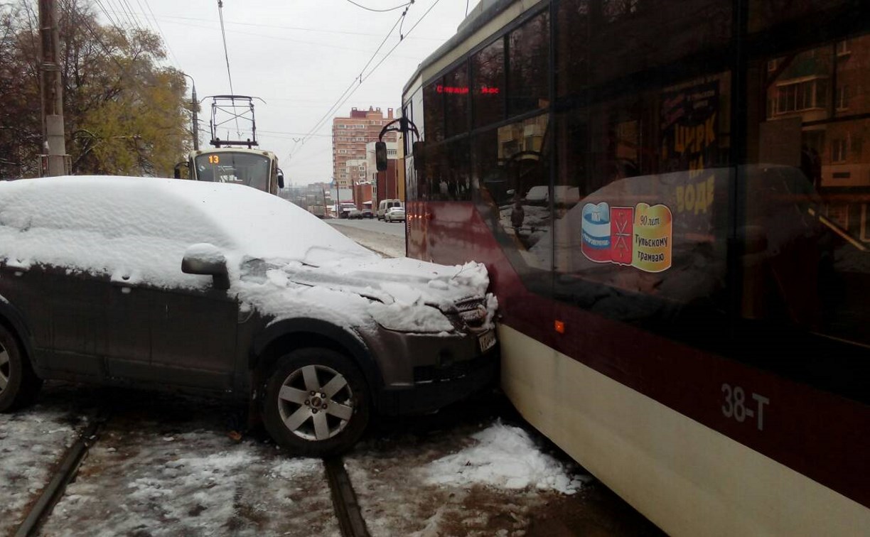 В Туле на ул. Металлургов из-за ДТП на трамвайных путях встали трамваи