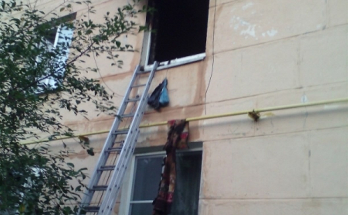 В Суворове из горящей квартиры пожарные спасли мужчину