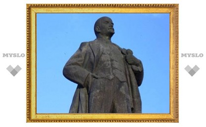Трех студентов задержали за разрушение памятника Ленину