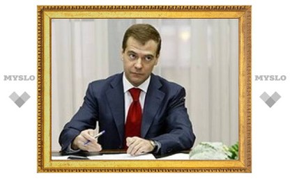 Медведев учредил три госпремии для молодых ученых
