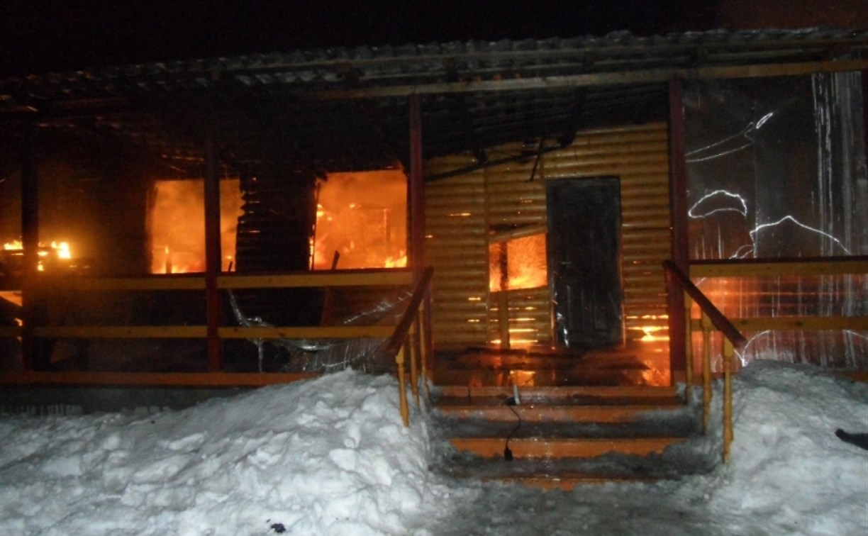 Полицейские спасли из горящего дома несколько жителей цыганского табора