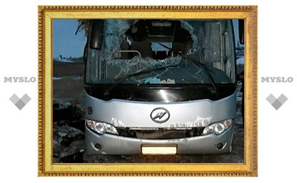 Пассажирский автобус врезался в стоящий у обочины автовоз Renault