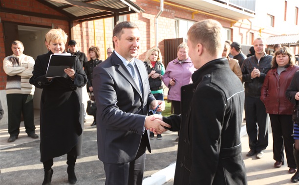 Министр ЖКХ Тульской области Андрей Стукалов вручил детям-сиротам ключи от новых квартир
