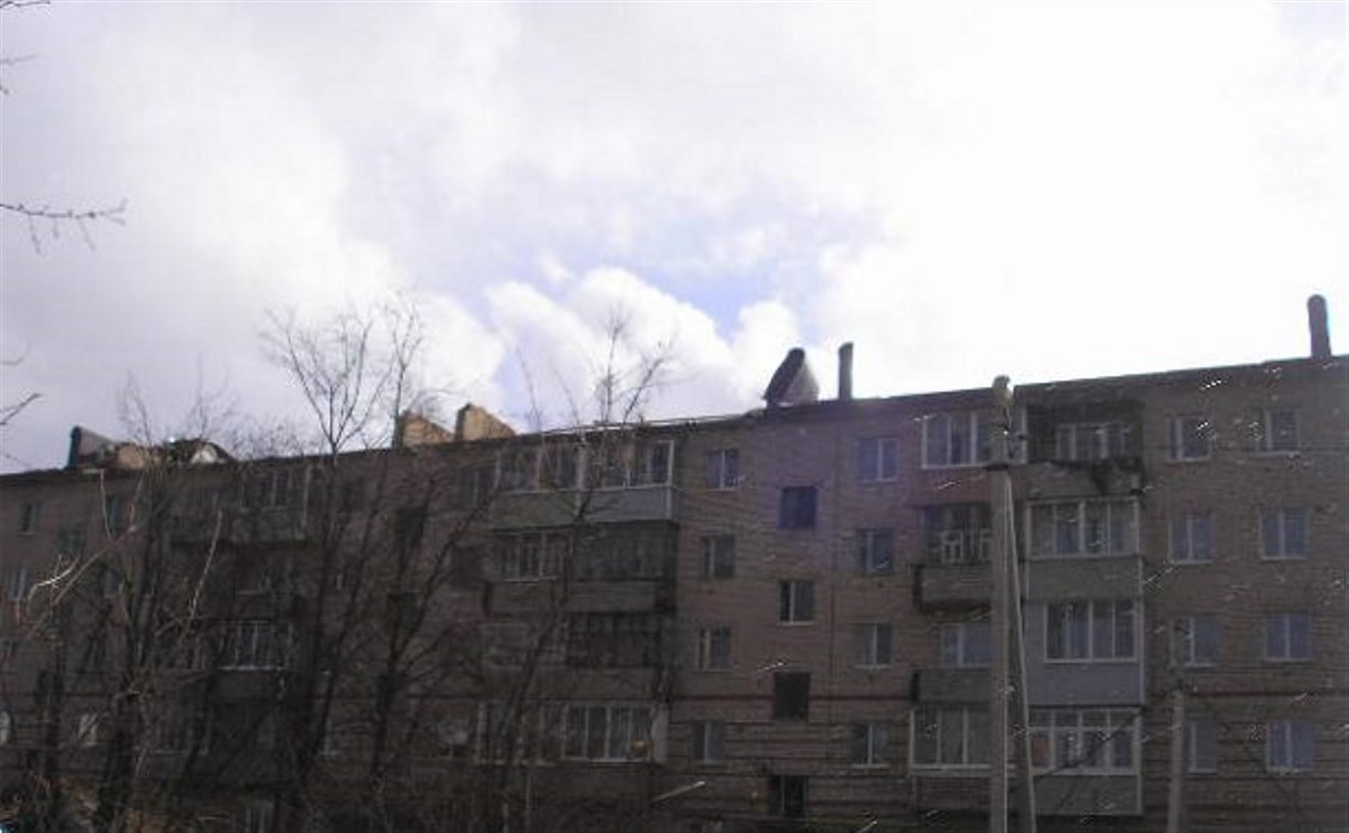 Штормовой ветер сорвал куски крыши с пятиэтажки в Заокском