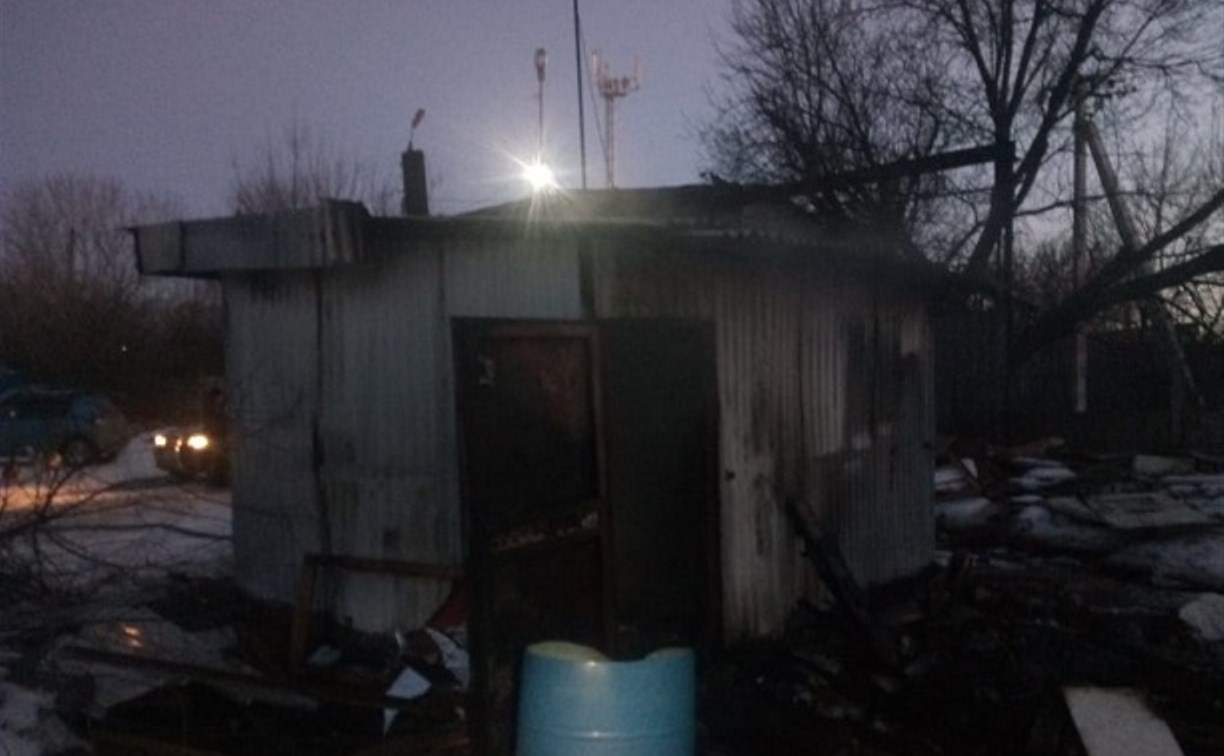 В Киреевске сгорел строительный вагончик: обнаружен труп