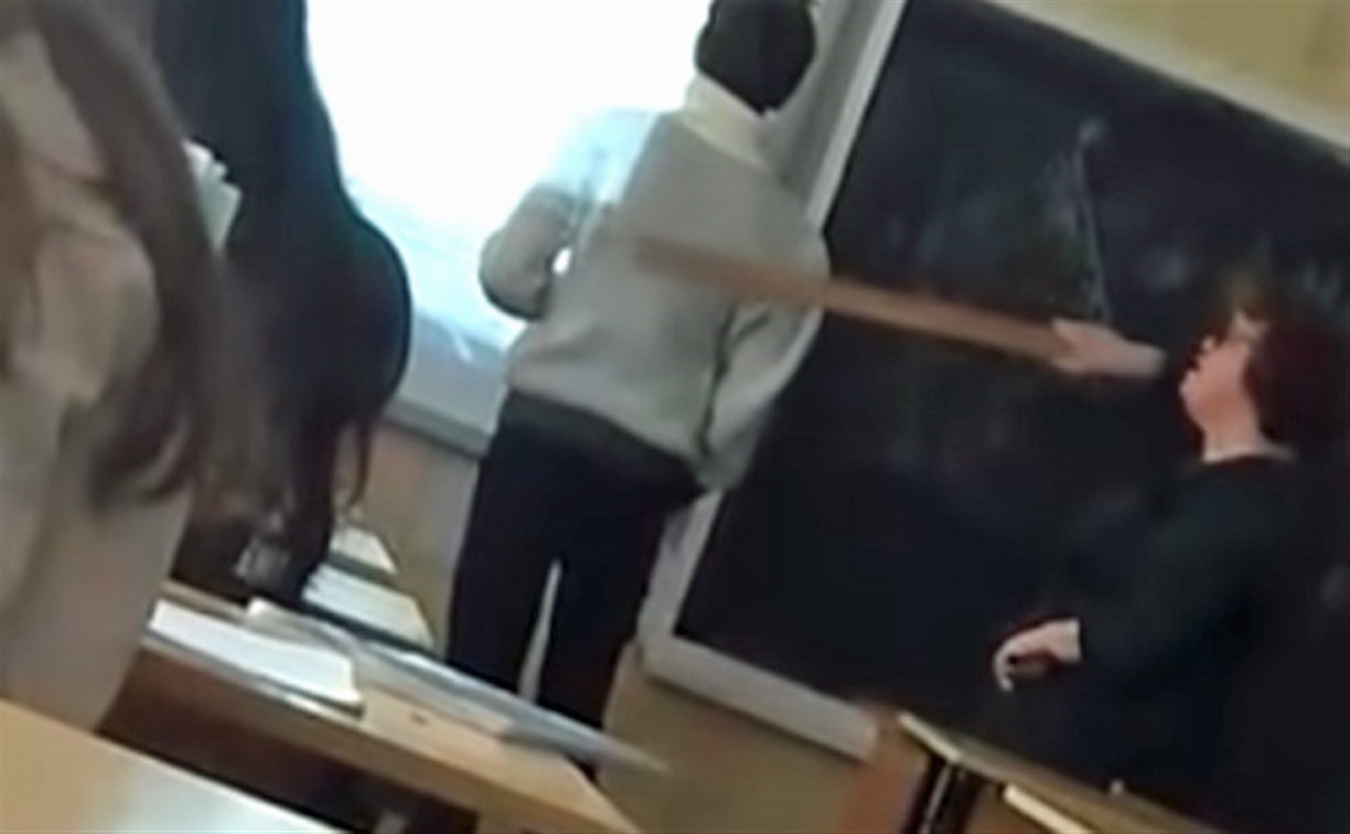В Новомосковске учитель несколько раз ударила школьника и оскорбила: видео