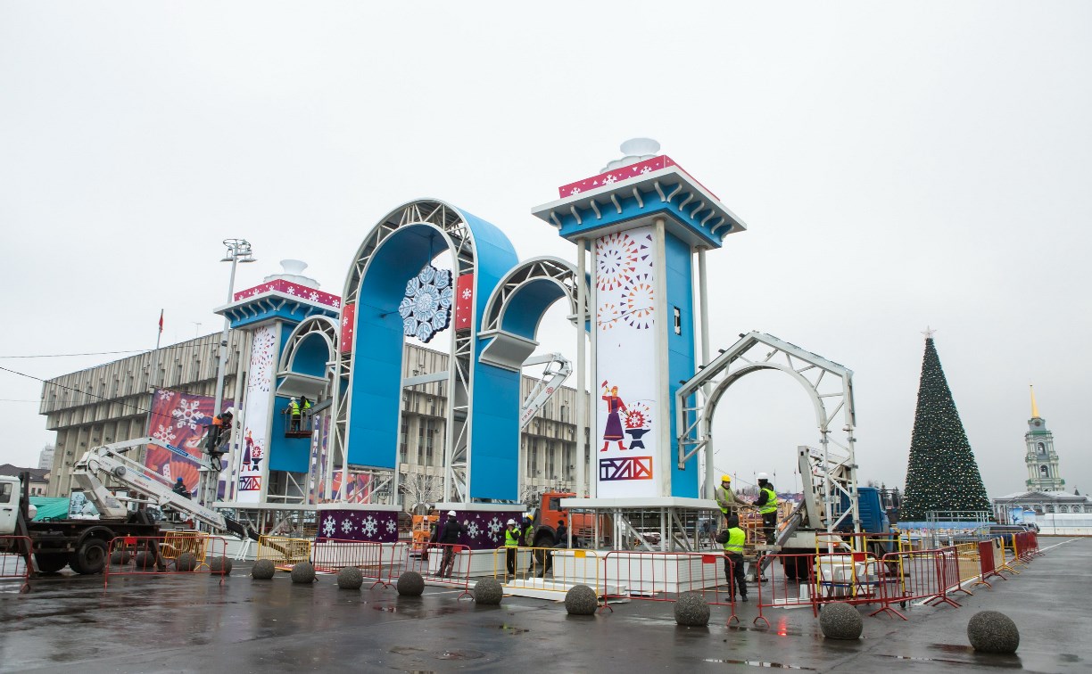 На площади Ленина устанавливают новогоднюю арку: фоторепортаж