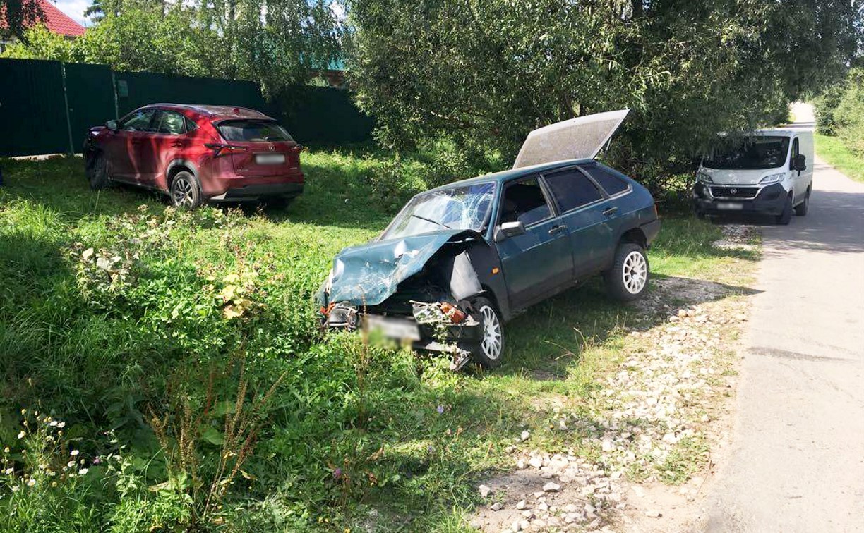 В Тульской области столкнулись ВАЗ и Lexus