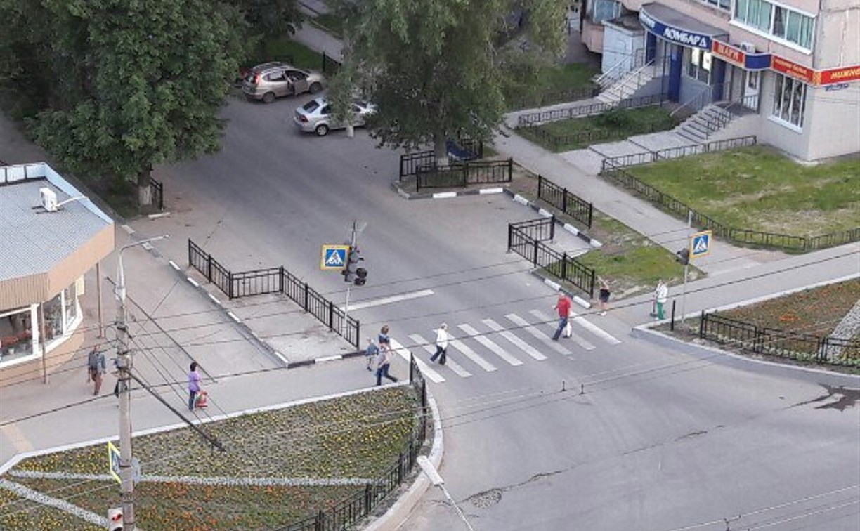 На улице Пузакова парковочный карман перекрыли забором